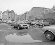 880668 Gezicht op het parkeerterrein in 'het gat in de Voorstraat', tussen de panden Voorstraat 61 en 71 te Utrecht, ...